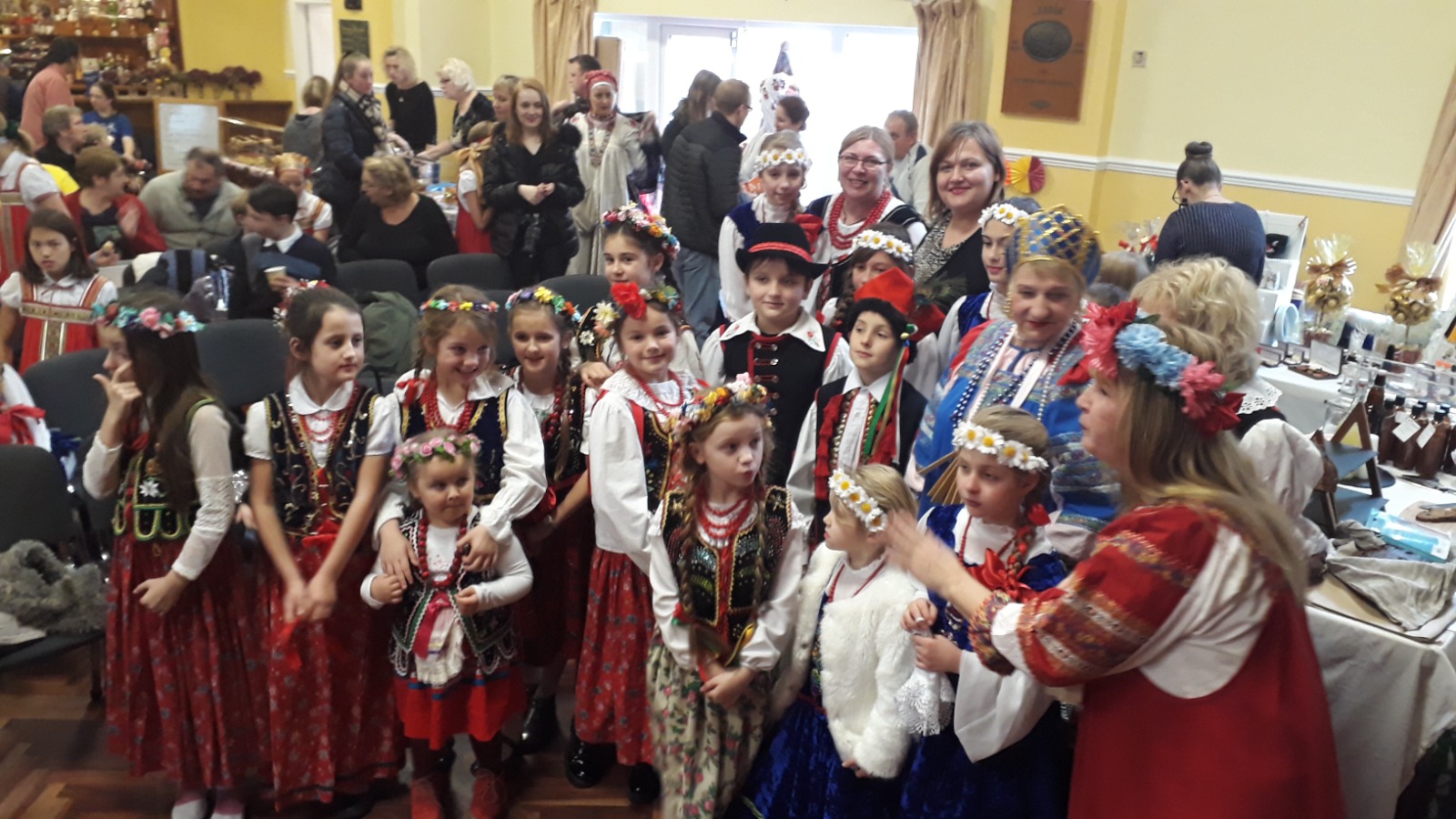 Photo of a group of children wearing Polisk folk dresses
